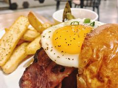 经典牛肉汉堡-HELLO 27 意面·沙拉·帕尼尼