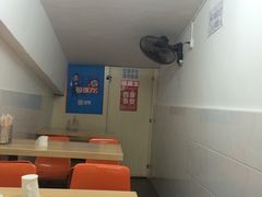 大堂-八哥酸辣粉(大中路步行街店)