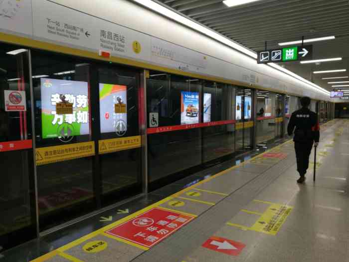 南昌西站(地铁站)-"卫生,设施都很好,就是进站口带茶色眼睛的.