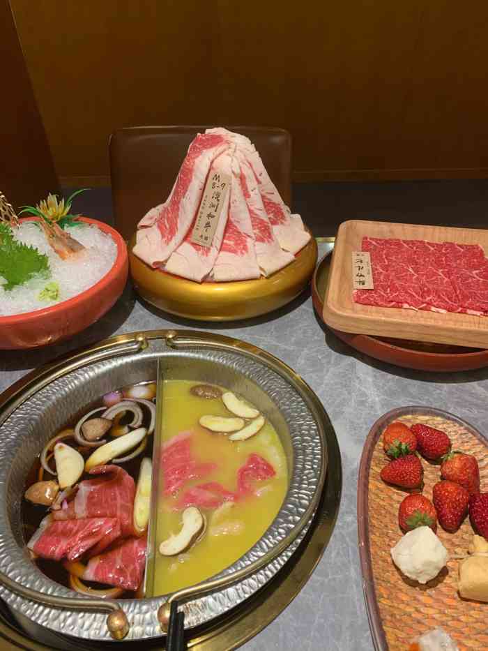 肉胜和牛寿喜烧(北城天街店)-"[薄荷]环境:比较安静,干净 [服务铃].