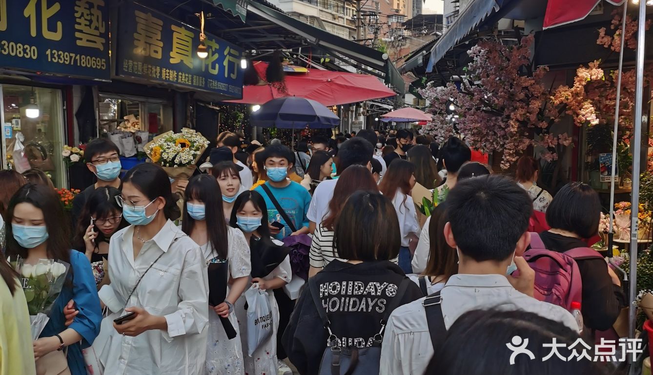 循礼门逛街人手一束花