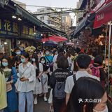 循礼门逛街人手一束花
