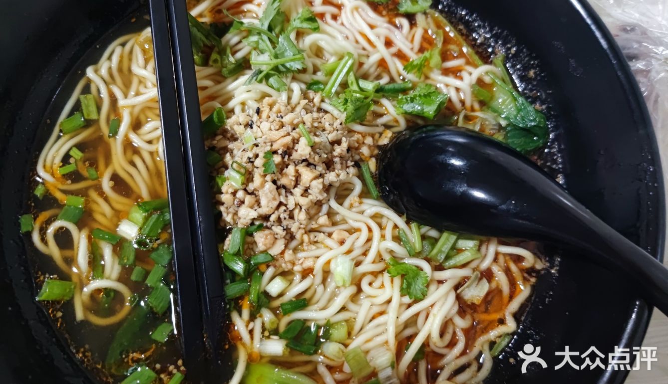 夫妻小店 价格也很好 而且附近有很多小吃