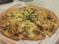 牛肝菌烤鸡肉披萨-卡朋西餐(较场西路店)