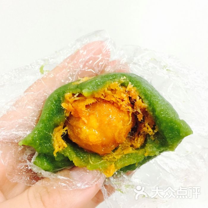 蛋黄肉松青团