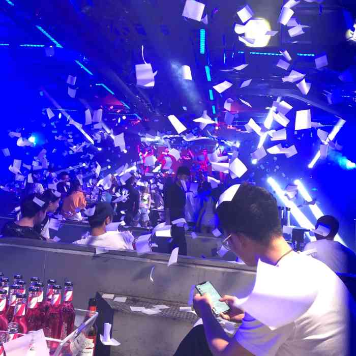 zs酒吧-"保安态度差,还瞪人,特别厉害,感觉是他家."-大众点评移动版