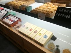 面包甜点陈列柜-南宋胡记(杭州河坊街店)