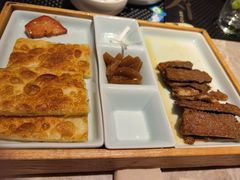 烙饼卷带鱼-106餐厅北京菜.烤鸭(百子湾店)
