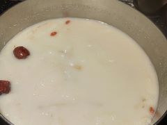 -洪氏嗨捞·广东猪肚鸡·椰子鸡火锅(西咸万象城店)