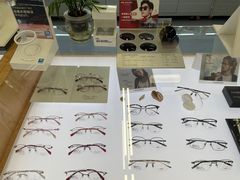 -无奔眼镜·蔡司·依视路授权店(马家堡店)