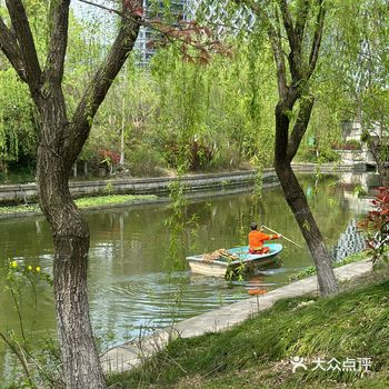 在附近小河边看到环卫大爷在划船 捞河里的垃圾