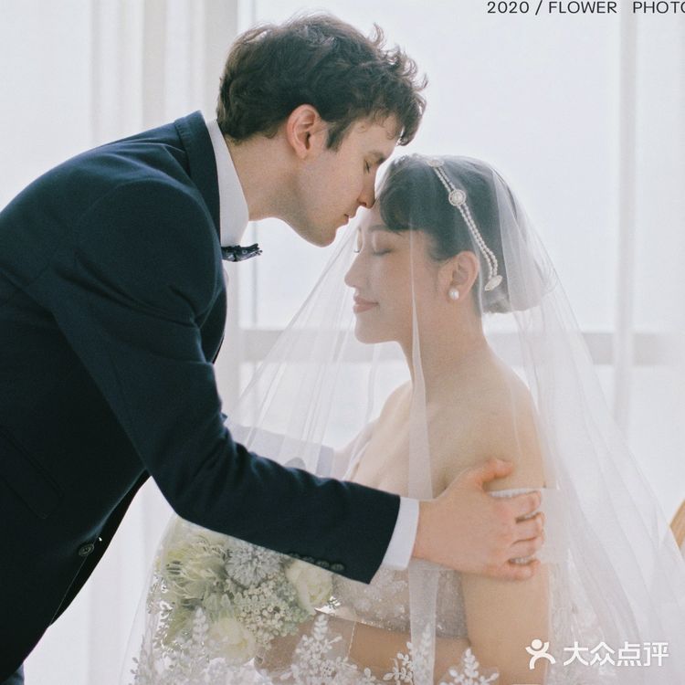 摄影师为了拍完这对客人，已经用光了她所有会的英语