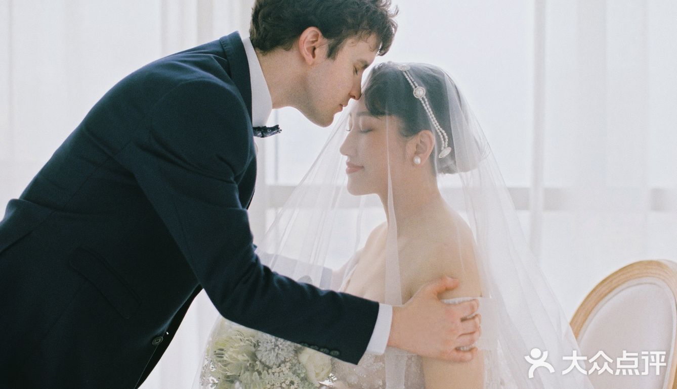 摄影师为了拍完这对客人，已经用光了她所有会的英语