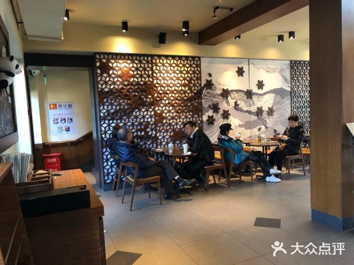星巴克臻选(成都宽窄巷子店)大堂图片