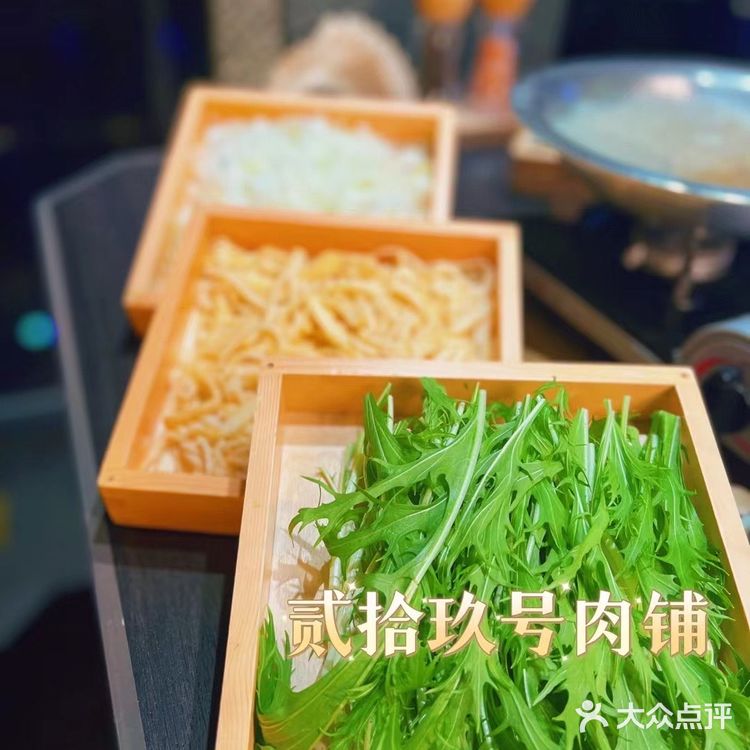 入秋的季节🍂来亮马河旁跟好朋友吃顿小火锅🍲[吐]
