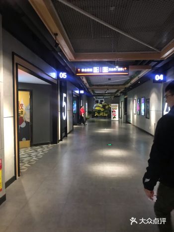 只能走旁侧的楼梯，既然是有这一场的电影