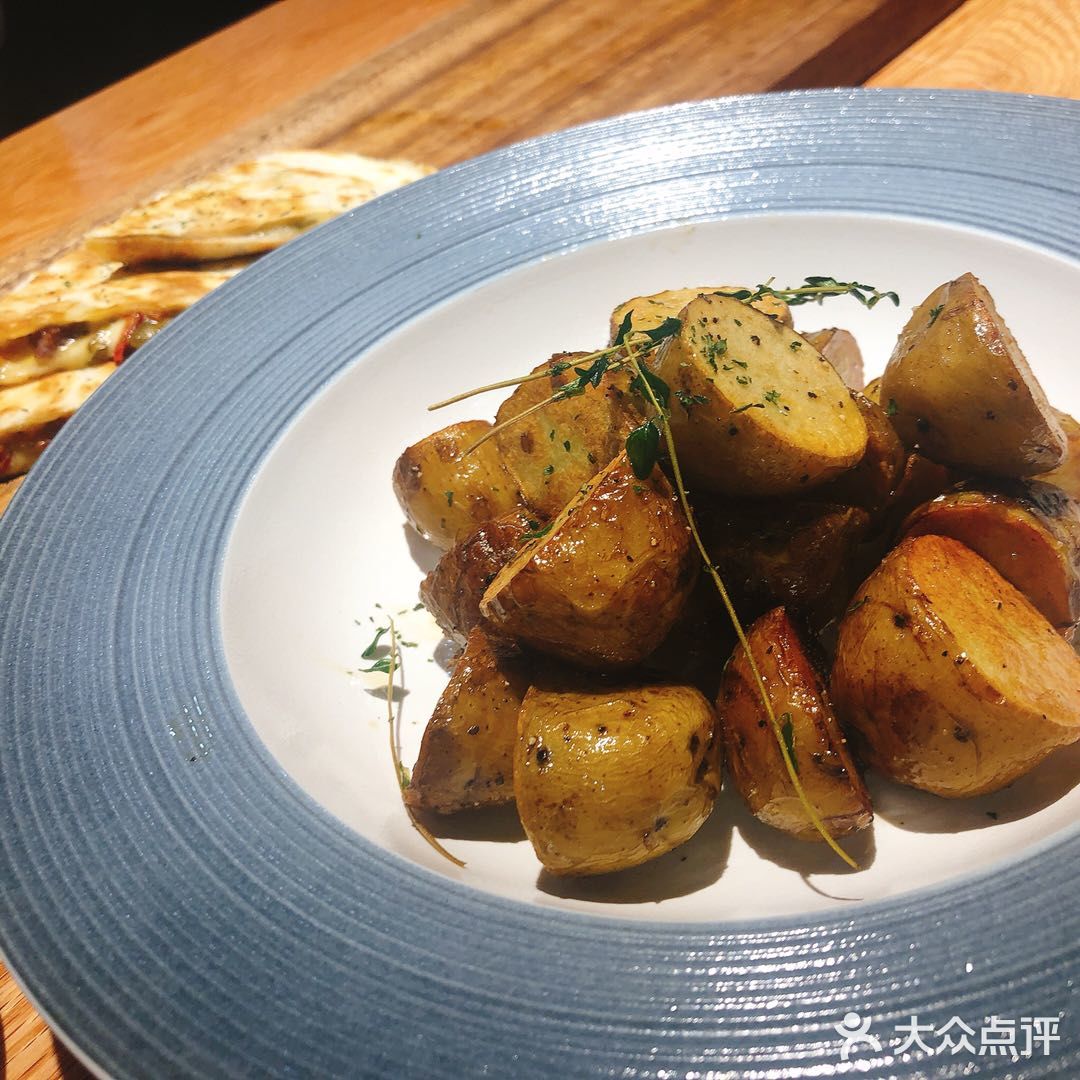 想吃焙煎金枪鱼大虾沙拉,低温慢烤安格斯m3牛肋,于是搜了这家西餐店