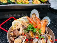 -何妹湿辣牛肉·粤式烧烤砂煲(桂雅路店)