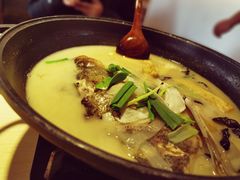 得莫利炖千岛湖鱼头-关东小磨东北菜(上海长风大悦城店)