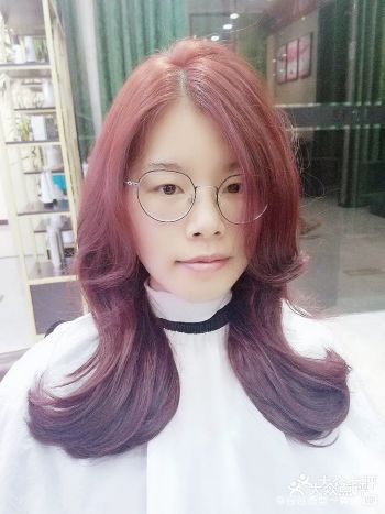 小姐姐之前做的黑茶色，这次过来想要染一个发红的颜色