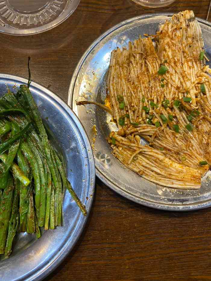 聊烧(凯德1818广场店)-"环境是真的不太好,地上滑滑的,油腻腻的很.