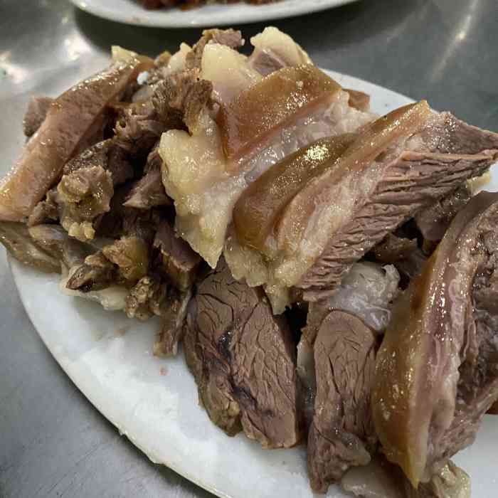 白切羊肉是带皮的,肥瘦相间."-大众点评移动版