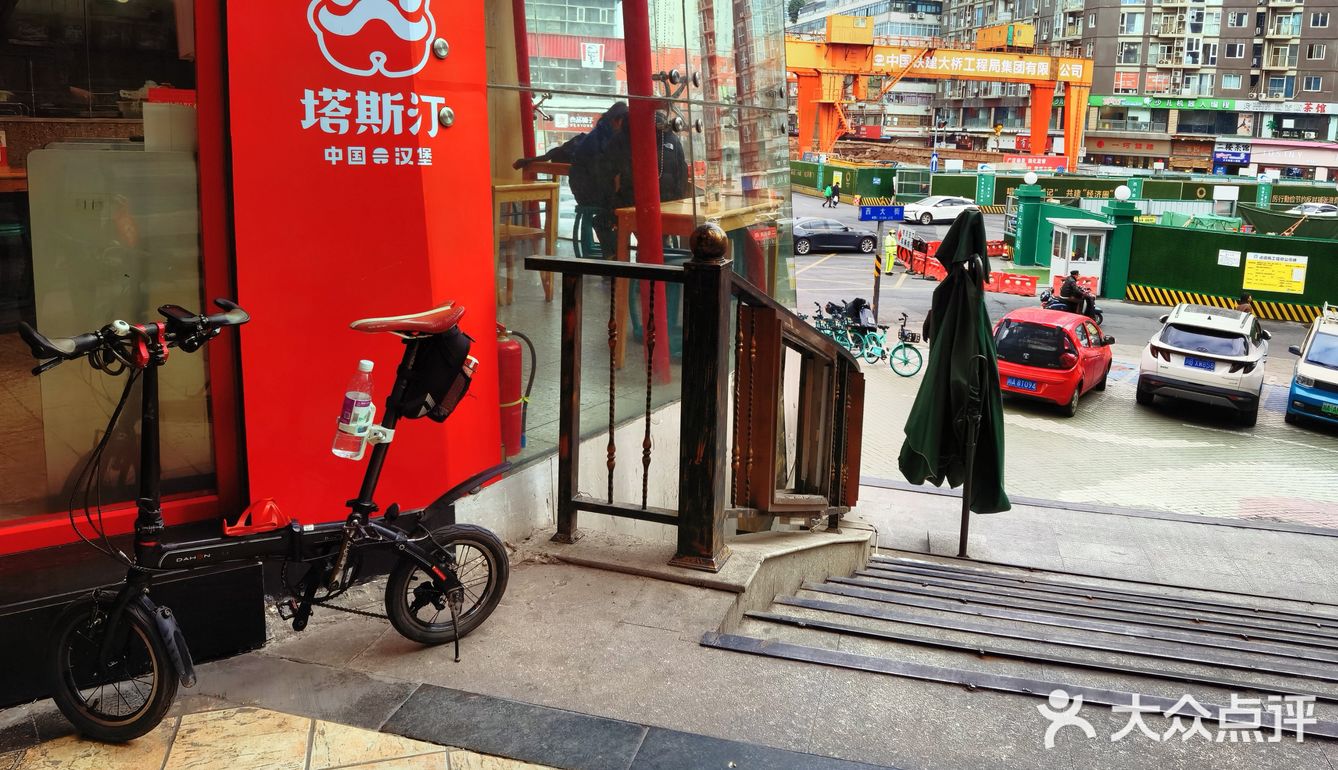 努力打螺丝，汉堡随便吃，塔斯汀西大街店有高人