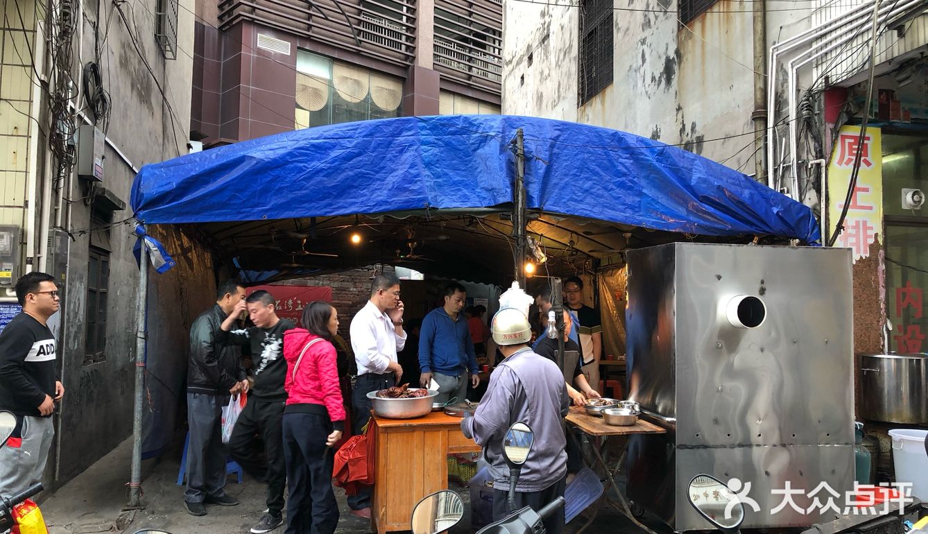 路过看到这里挤满了人，临时改变主意进来吃 店没有名字