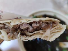 烧饼夹肘子-宝光熏肉鞋底火烧(新街口店)