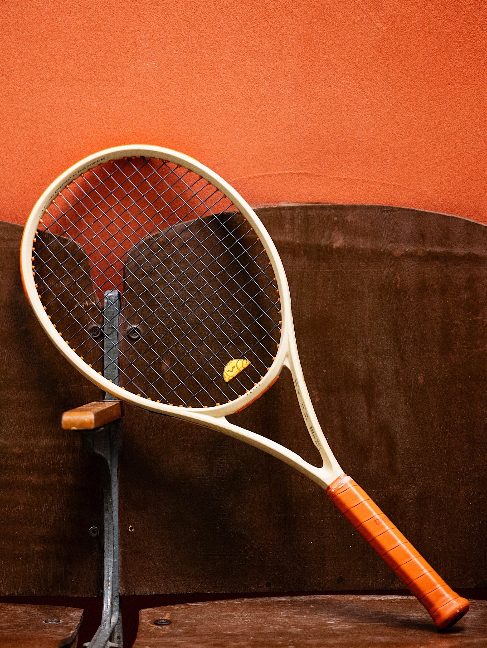 clash法网奶油色球拍啦7899
搭配牛角包网球避震器简直是拍照