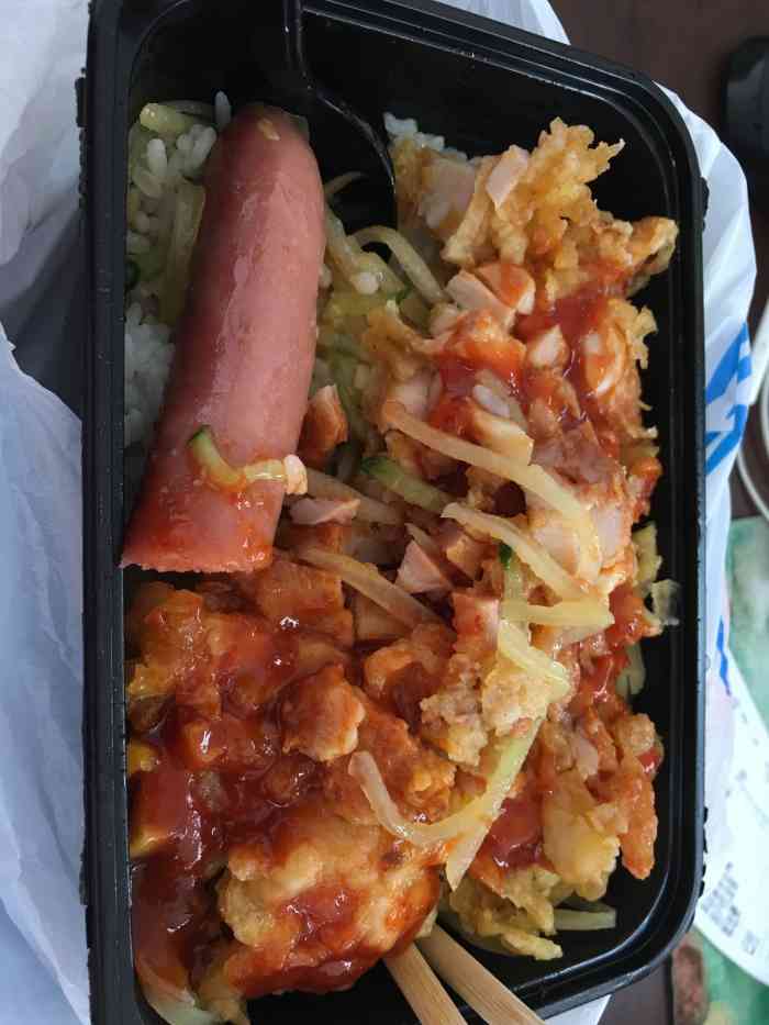 是外卖小哥准时送到,餐盒和菜色都完好,还热乎乎的,有土豆烤肠脆皮鸡