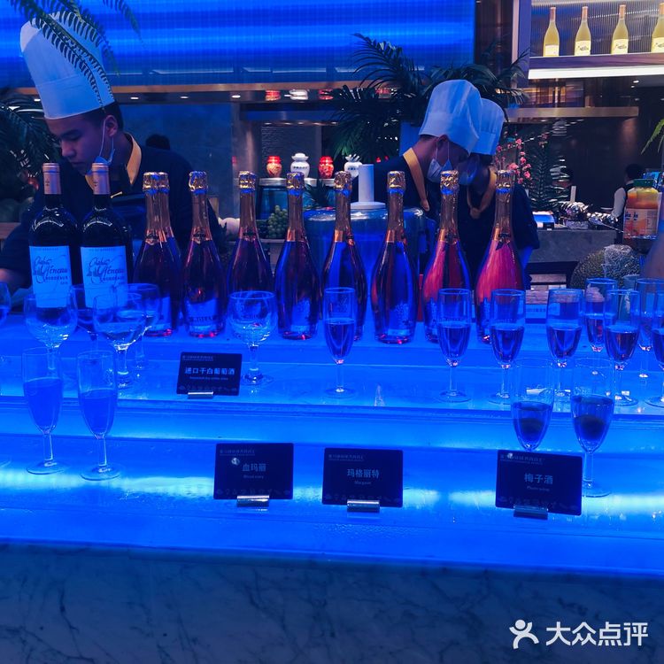 各种贝类 肉肉也很多 水果里面烤榴莲