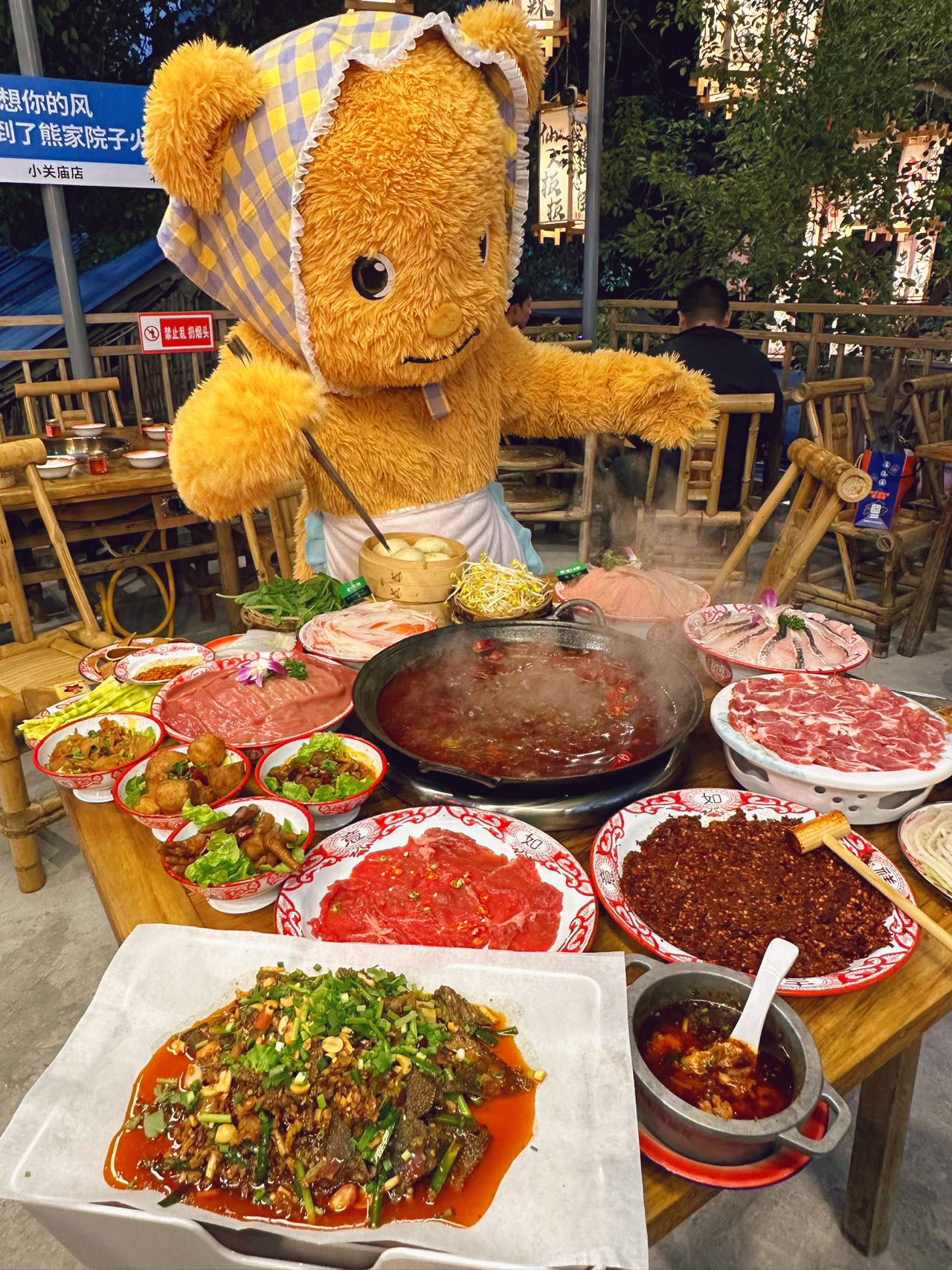 成都 一边吃火锅,一边看熊仔跳舞