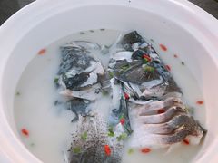 千岛湖浓汤鱼头-万景饭店·鱼街农家菜