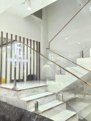 -妃格美发沙龙·烫发·染发