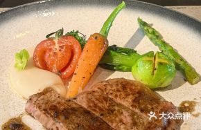 Charcoal-grilled Australian M5 Sirloin Steak with Black Pepper Bone Broth