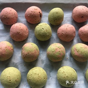 暴雨天，居家办公。 把麻薯预拌粉拿出来，黄油软化
