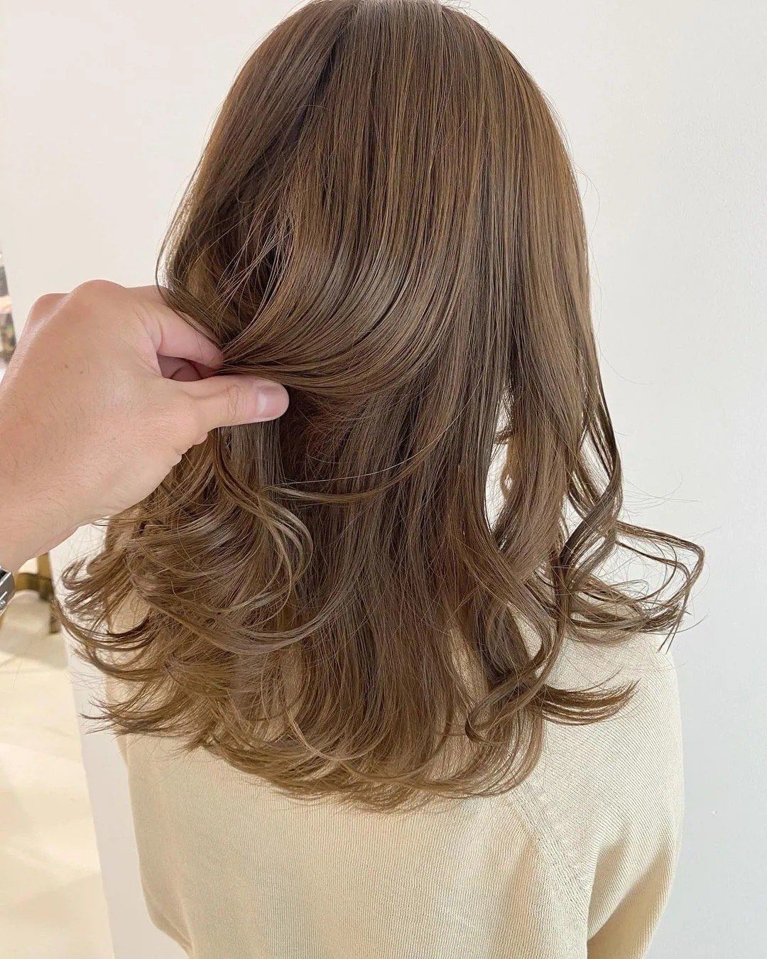 亚麻色夏天可以选择清爽的亚麻色染发,搭配