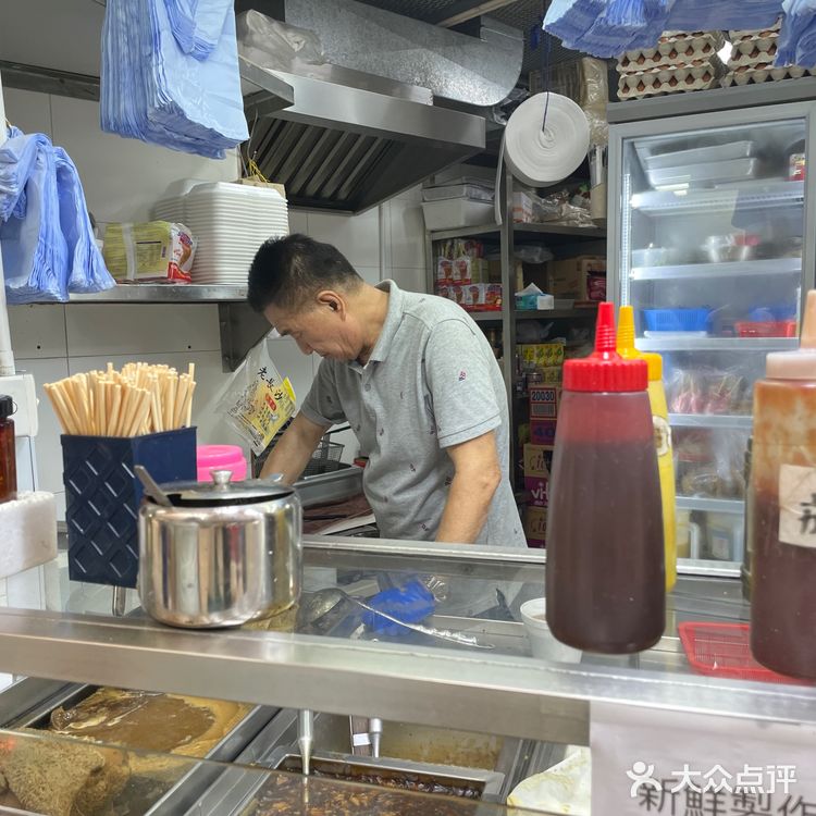 HKU香港大学地铁站B1出口处受欢迎的小吃店