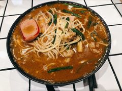 招牌炸酱酸辣米线-肥汁米蘭香港米线(长宁来福士店)