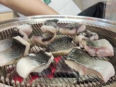 -围炉肉舍•炭烤活鳗•丹东海鲜烤肉(步行街店)