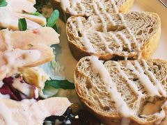 主厨凯撒鸡肉沙拉配全麦面包-ZING COFFEE 镜咖啡