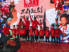 获胜时刻的颁奖，他们是巨浪队-佛山天行达阵橄榄球学院（南海校区））