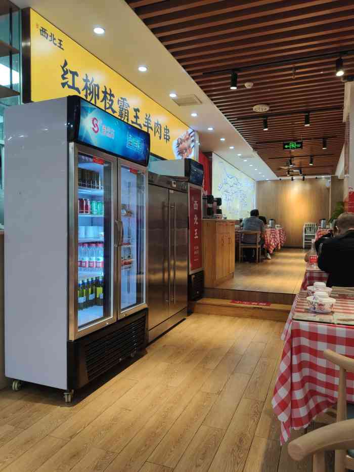 张郎西北王(重庆爱琴海店)-"又来了…依旧坐了外面的位子,桌子有股