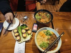 -爆炸头阿姨小四川正宗川味小吃(无任何分店)