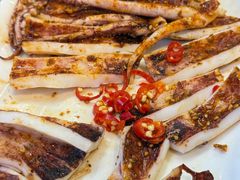 大连经典烤鱿鱼-喝丢一只鞋海鲜烧烤·海肠捞饭(东关街店)
