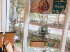 靠窗位-上海浦东假日酒店逸庭咖啡厅