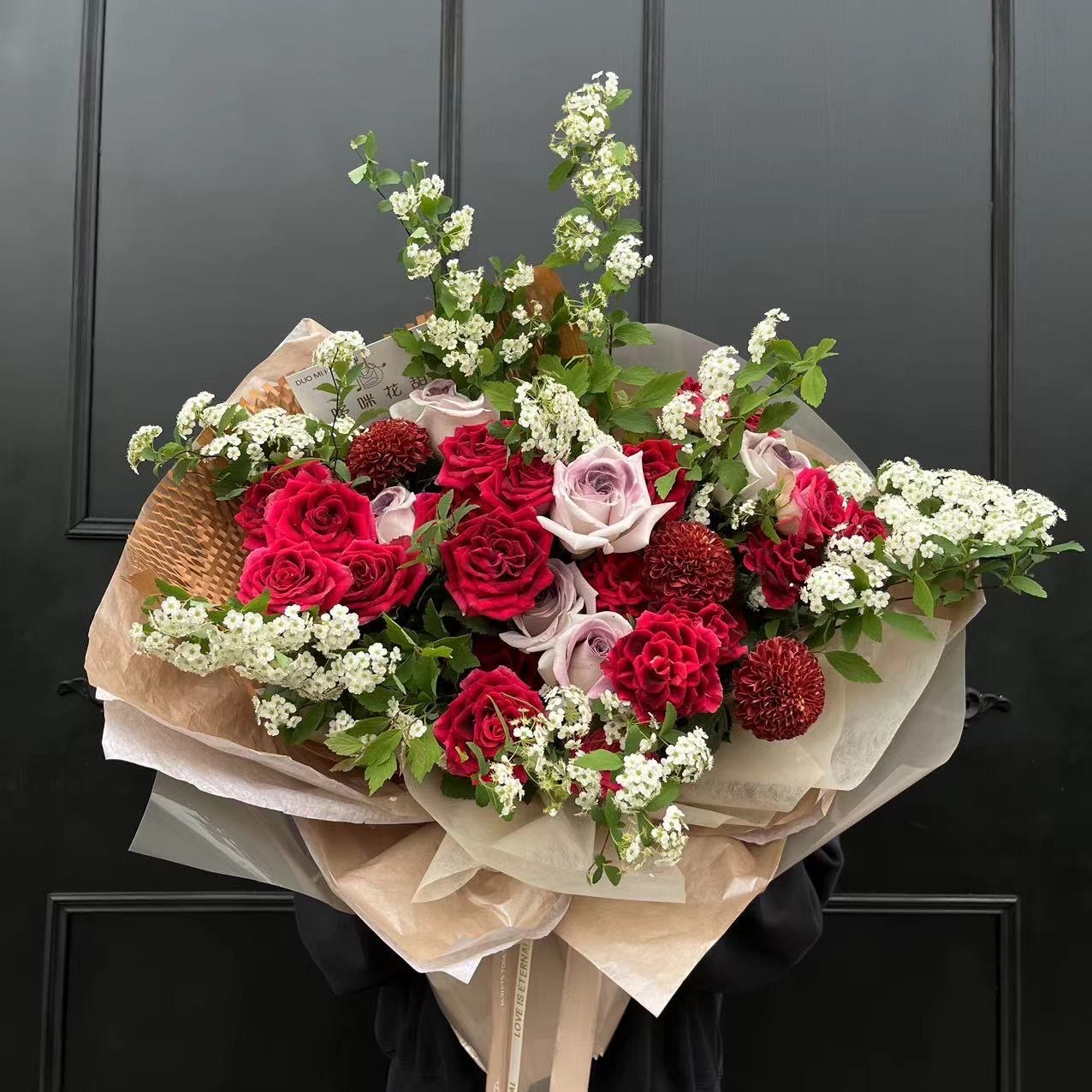 红色的多头玫瑰配紫罗兰