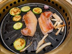 厚切猪五花配泡菜-蚂蚁洞·烤肉大营地(上海静安大悦城店)