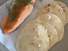 烟熏三文鱼配烤饺子皮和芥末籽酱-BOR Eatery(安福路店)